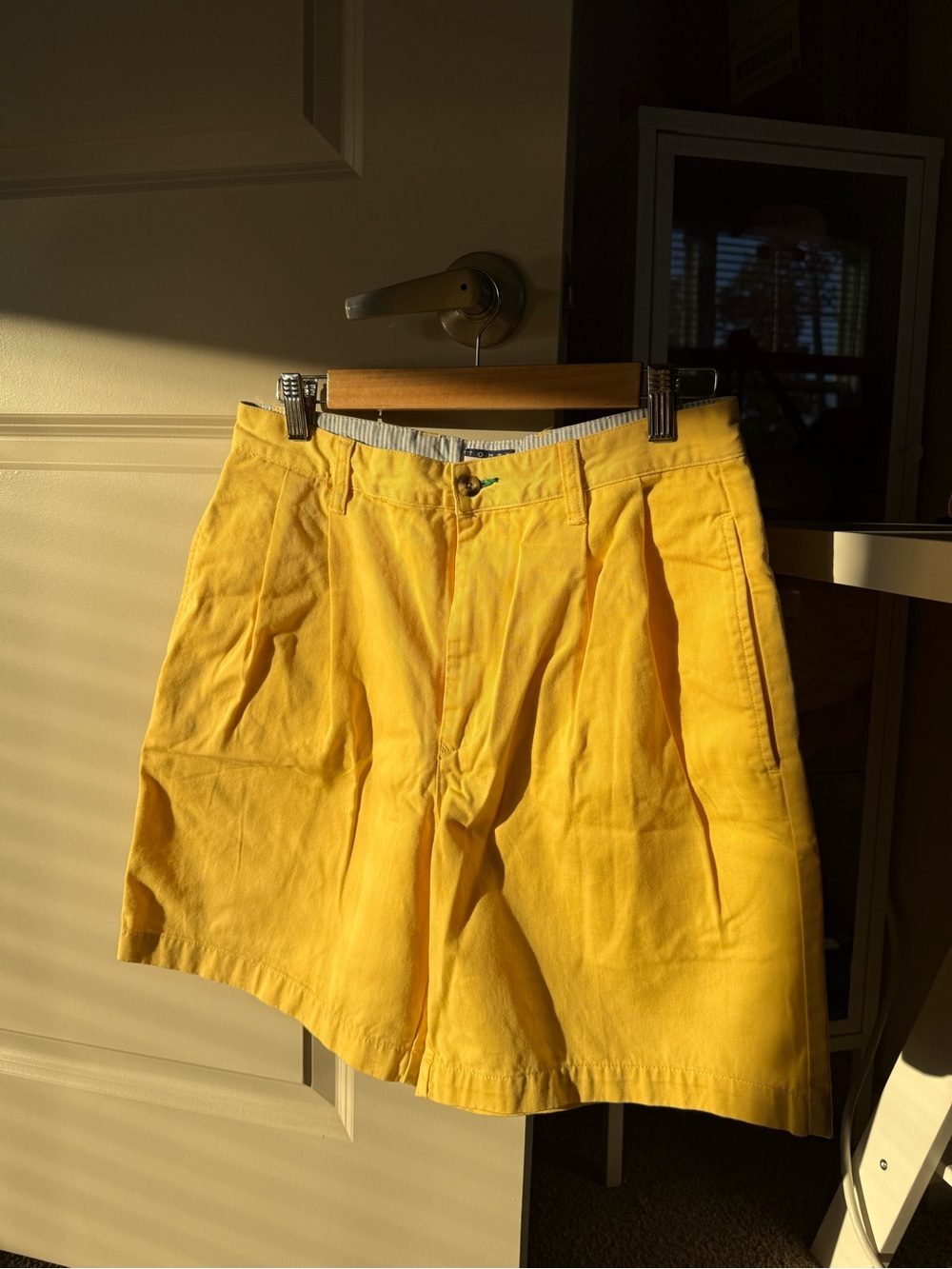 Woman Bermuda yellow shorts